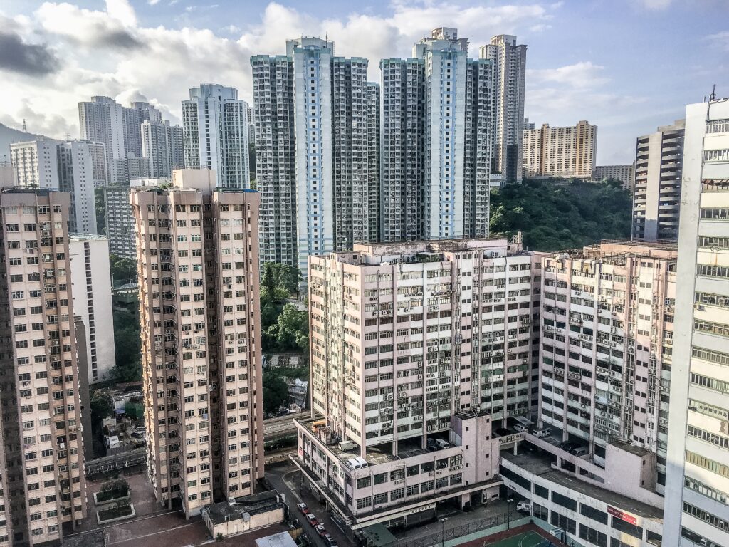 Wide Angle Shot Of Several Buildings Of Hong Kong Built Next To Each Other During Daytime - PV Assessoria Contábil | Contabilidade no Rio de Janeiro